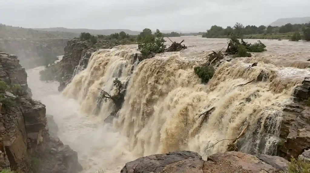  The flood rushed like a waterfall